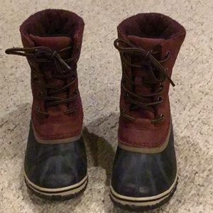 Sorel waterproof boots. The Color is really Burgundy ,tan, and black.